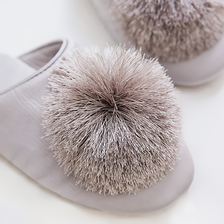 ポンポンチャーム付きスリッパ