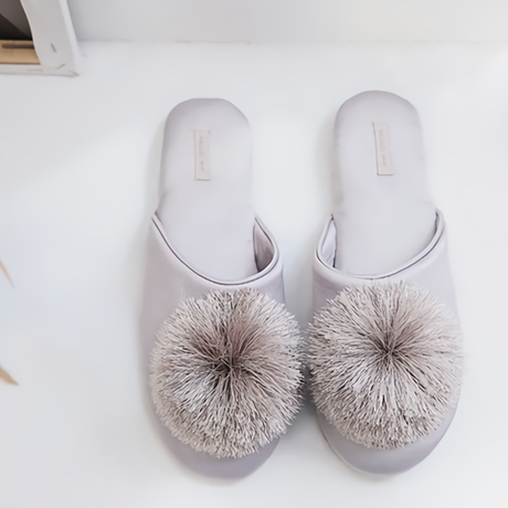 ポンポンチャーム付きスリッパ