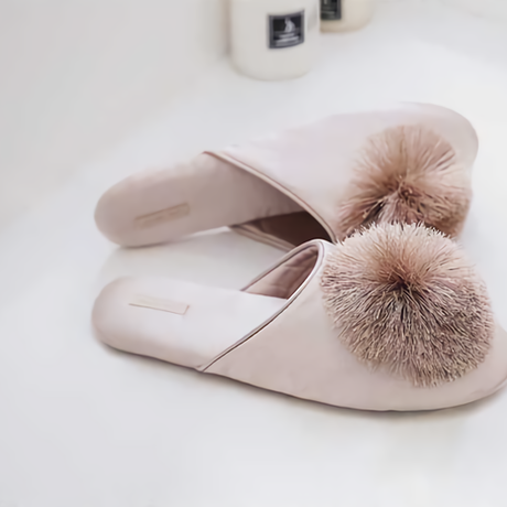 ポンポンチャーム付きスリッパ